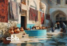 حیاط ایرانی با حوض فیروزه‌ای، فرش‌های آویزان و زنان در حال شست‌وشو در آفتاب زمستانی؛ صحنه‌ای از آیین‌های محلی که تقویم پنهان مردم و ریتم فصلی زندگی ایرانی را به‌زیبایی روایت می‌کند.