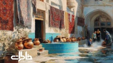 حیاط ایرانی با حوض فیروزهای، فرشهای آویزان و زنان در حال شستوشو در آفتاب زمستانی؛ صحنهای از آیینهای محلی که تقویم پنهان مردم و ریتم فصلی زندگی ایرانی را بهزیبایی روایت میکند.