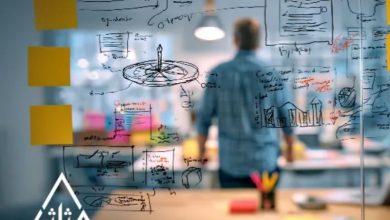 تصویر یک برد شیشه ای که در بکگراند آن یک مدیر در حال تفکر و تصمیم گیری میباشد