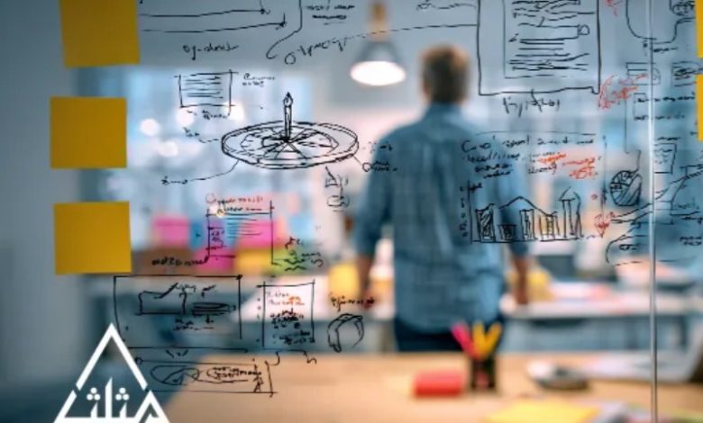 تصویر یک برد شیشه ای که در بکگراند آن یک مدیر در حال تفکر و تصمیم گیری میباشد